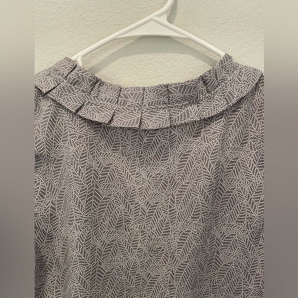 Banana Republic Women’s Medium Gray and White V-Neck Short Sleeve Top Blouse - Picture 8 of 10